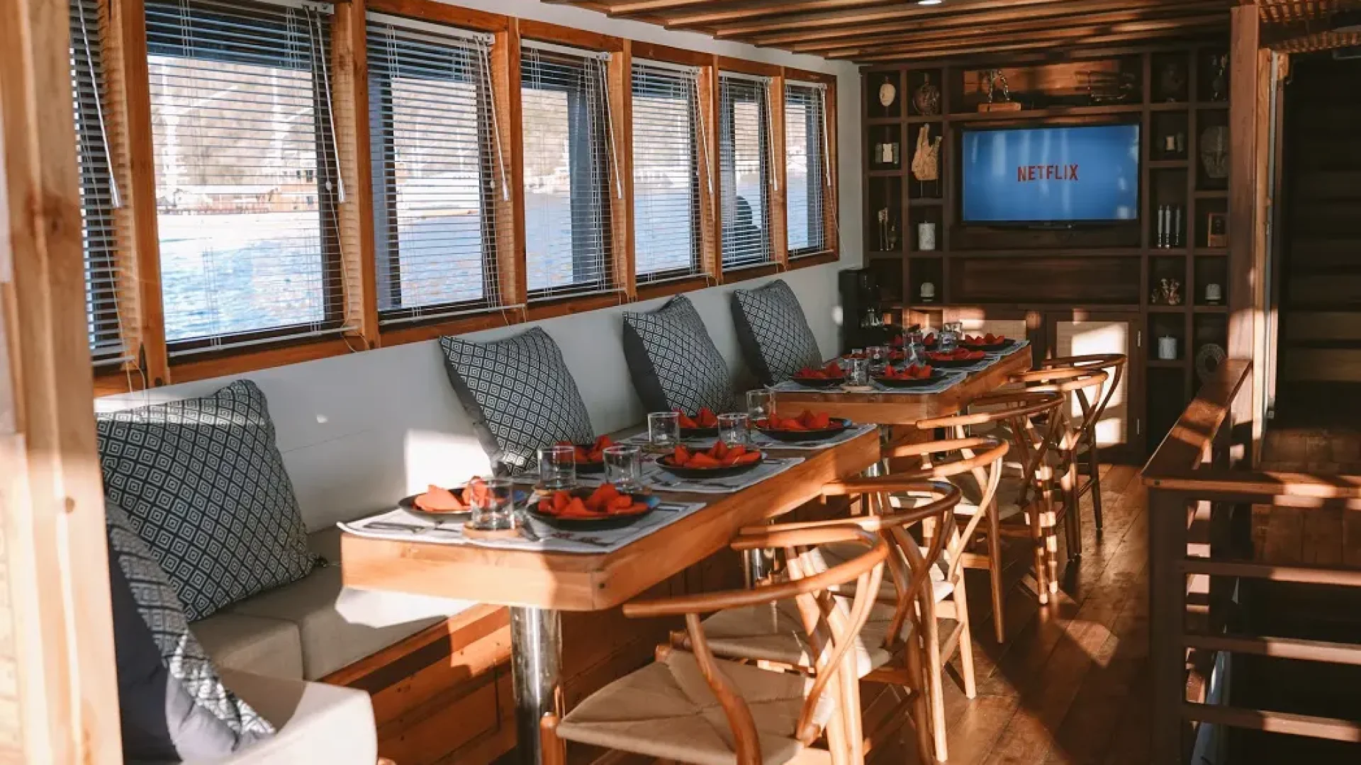 Elbark phinisi Indor restaurant a