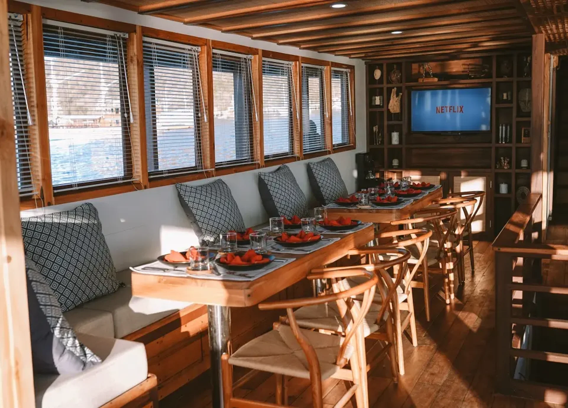 Elbark phinisi Indor restaurant a