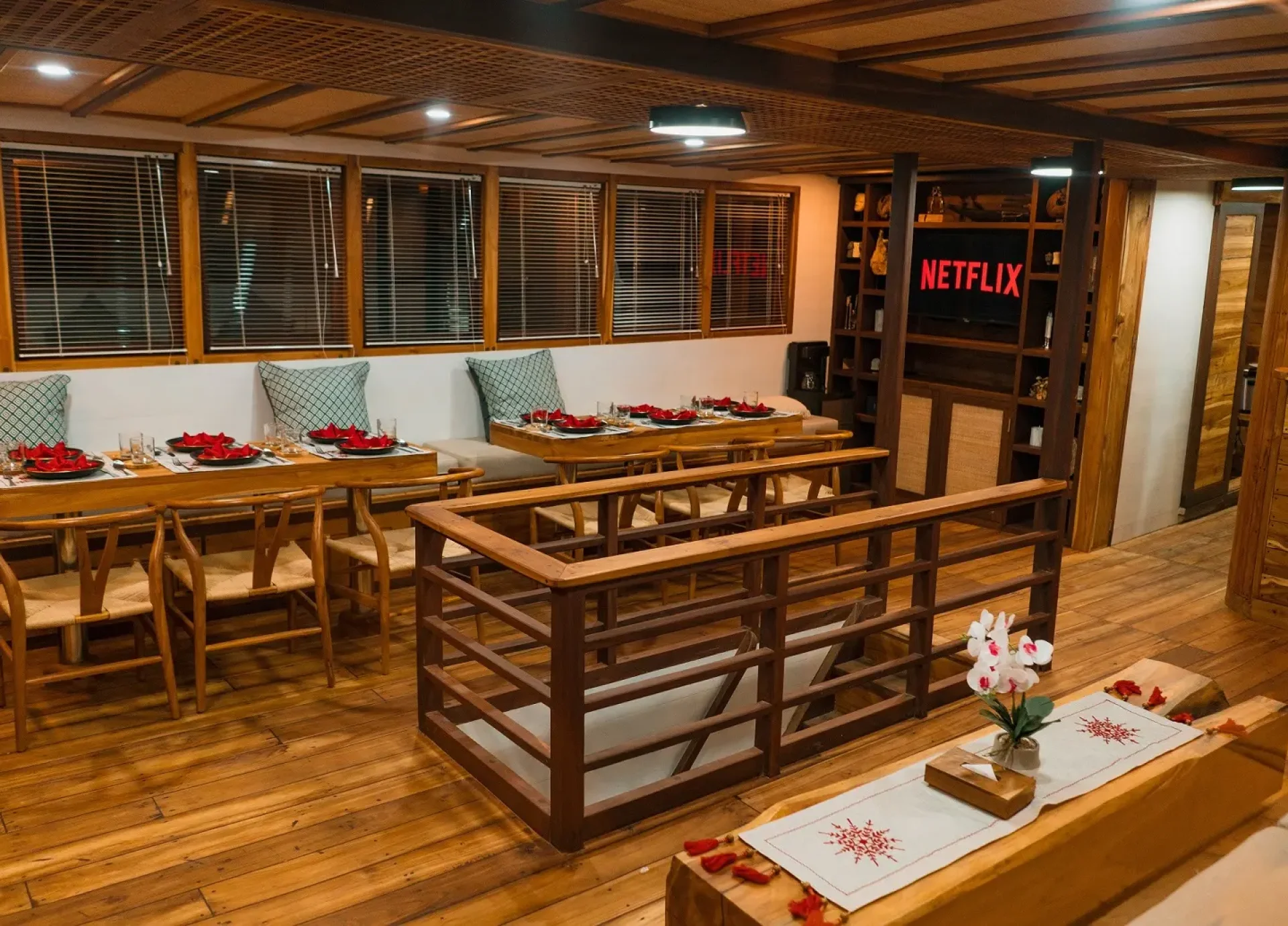 Elbark phinisi Indor restaurant b