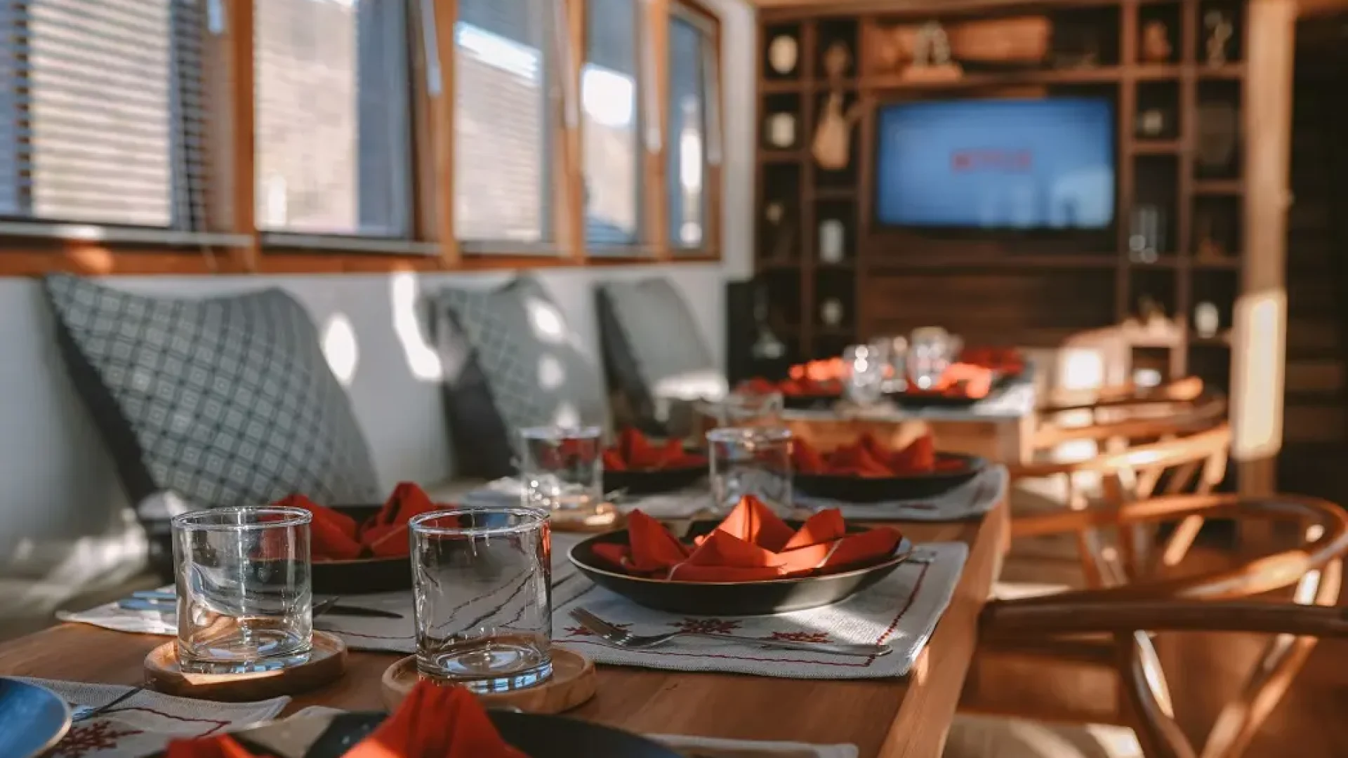 Elbark phinisi Indor restaurant c