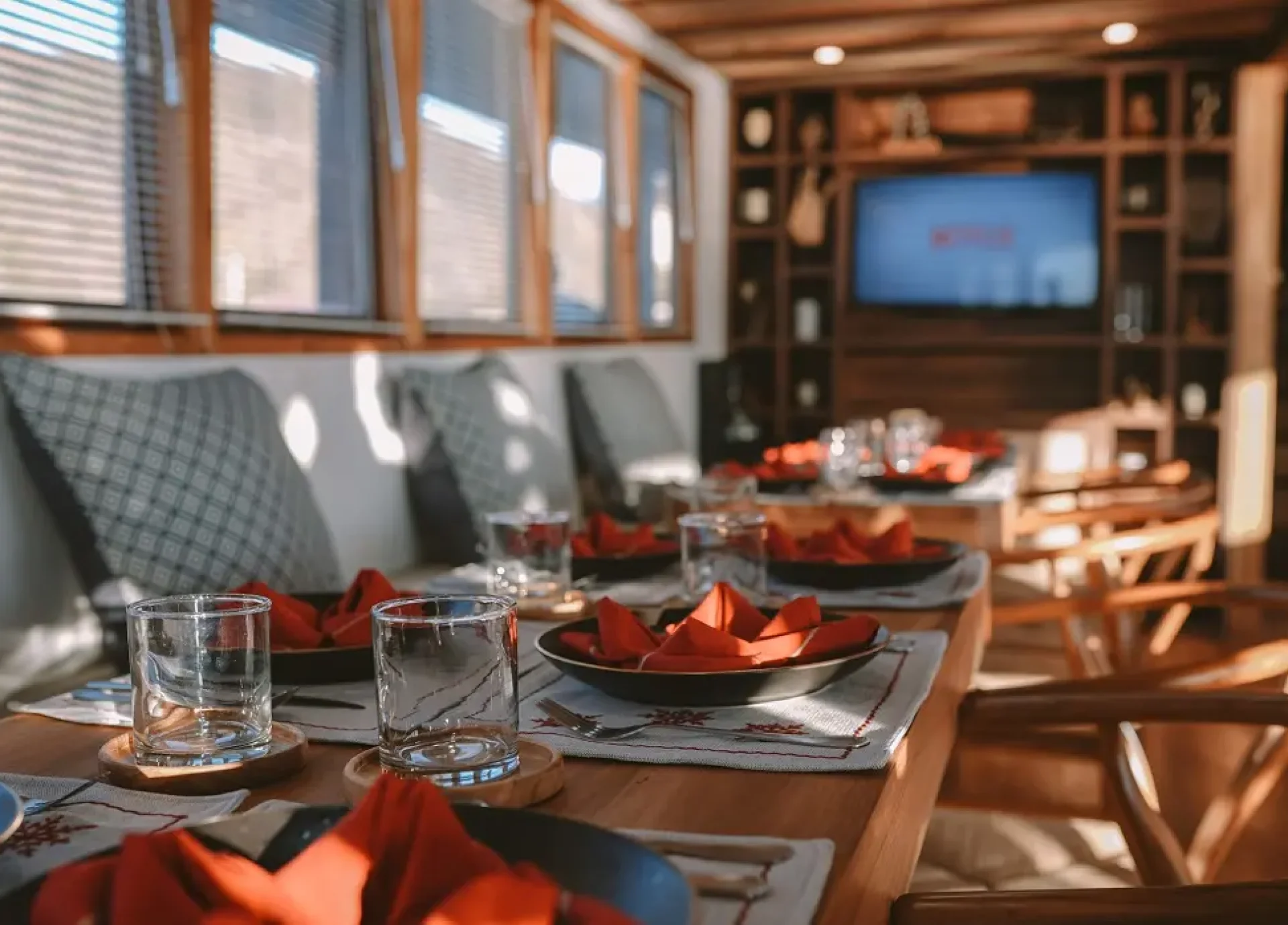Elbark phinisi Indor restaurant c
