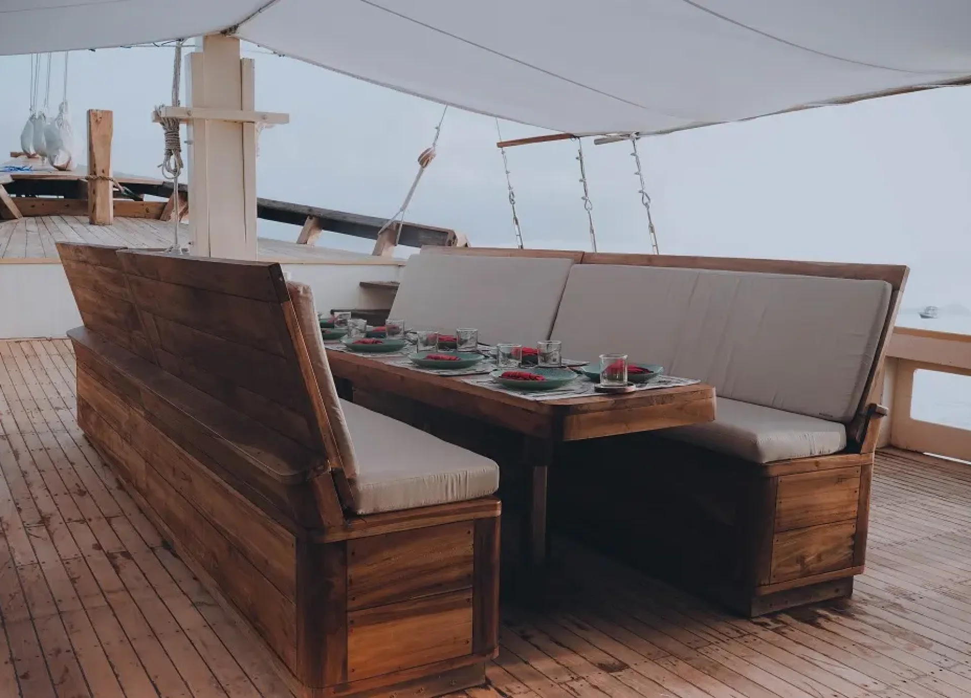 Elbark phinisi Outdoor dining a