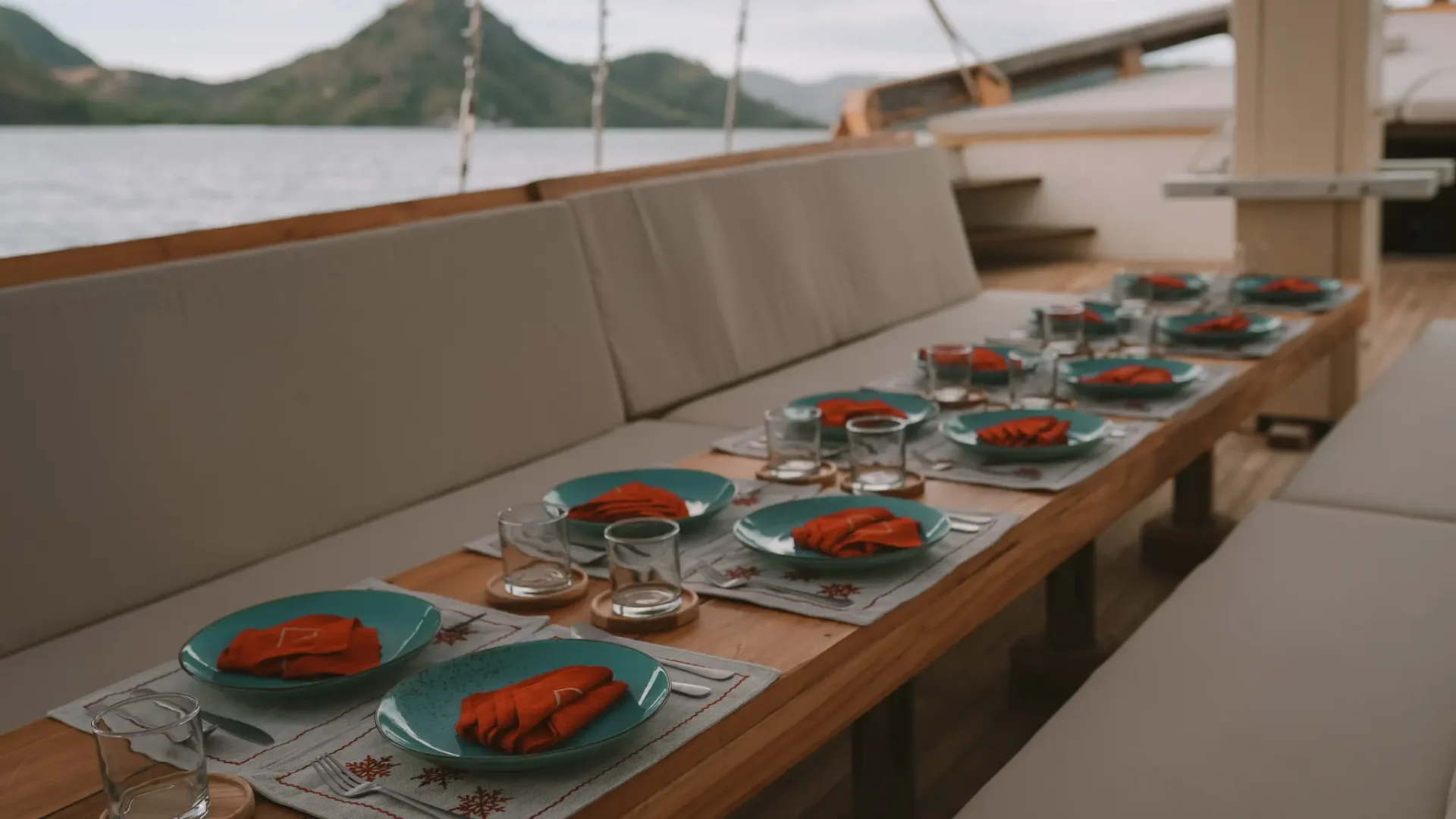 Elbark phinisi Outdoor dining b