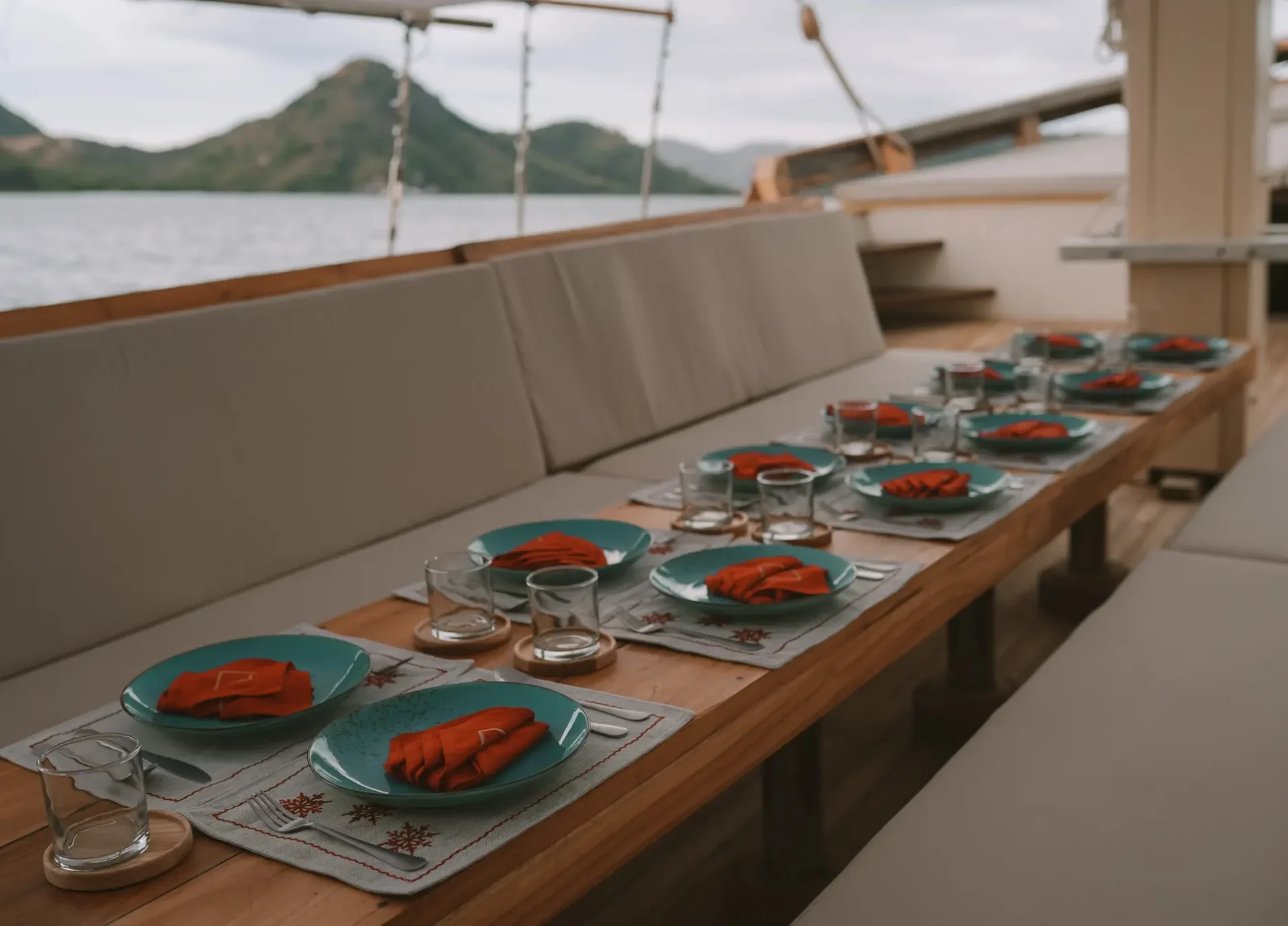 Elbark phinisi Outdoor dining b