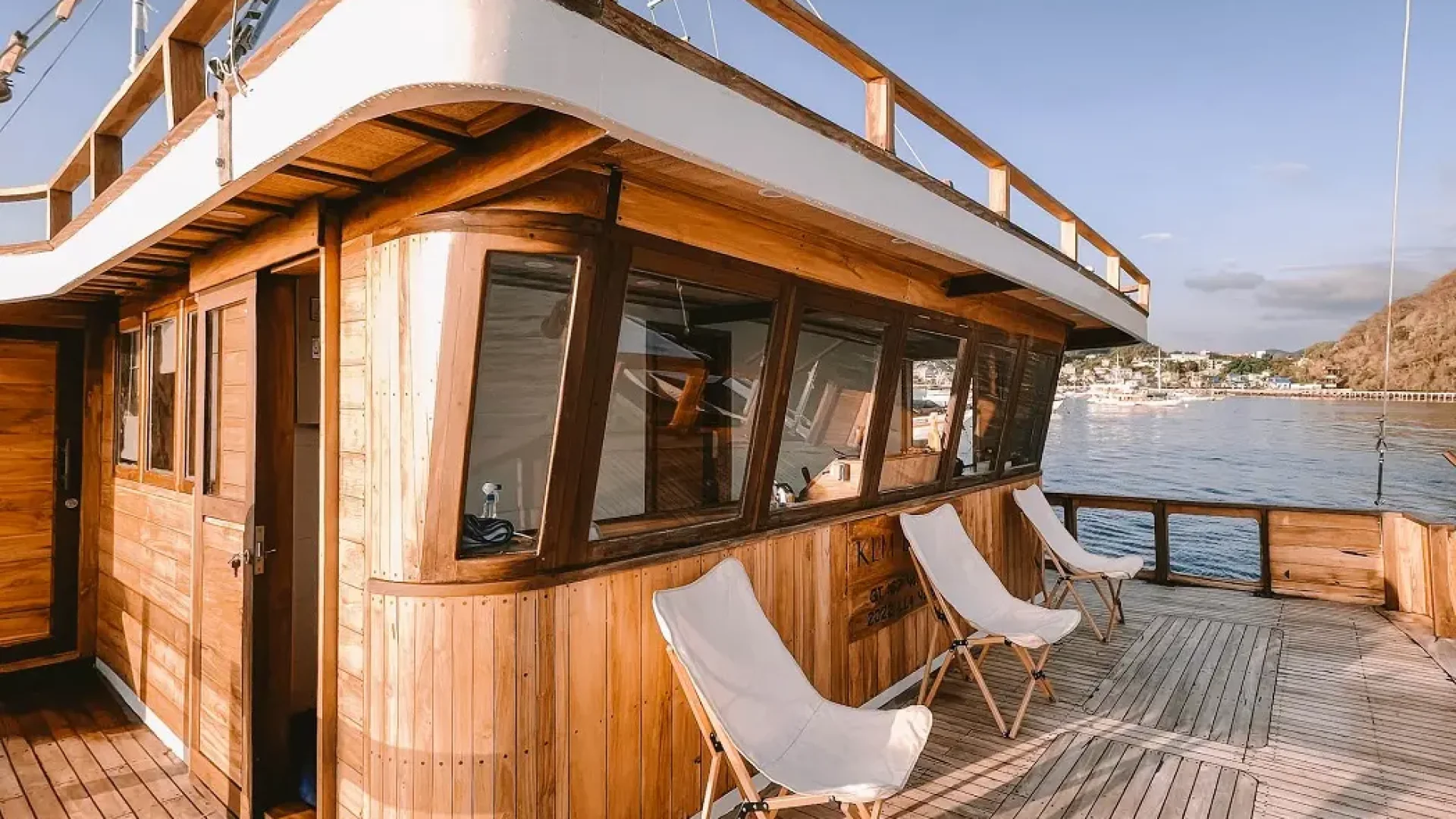 Elbark phinisi sundeck
