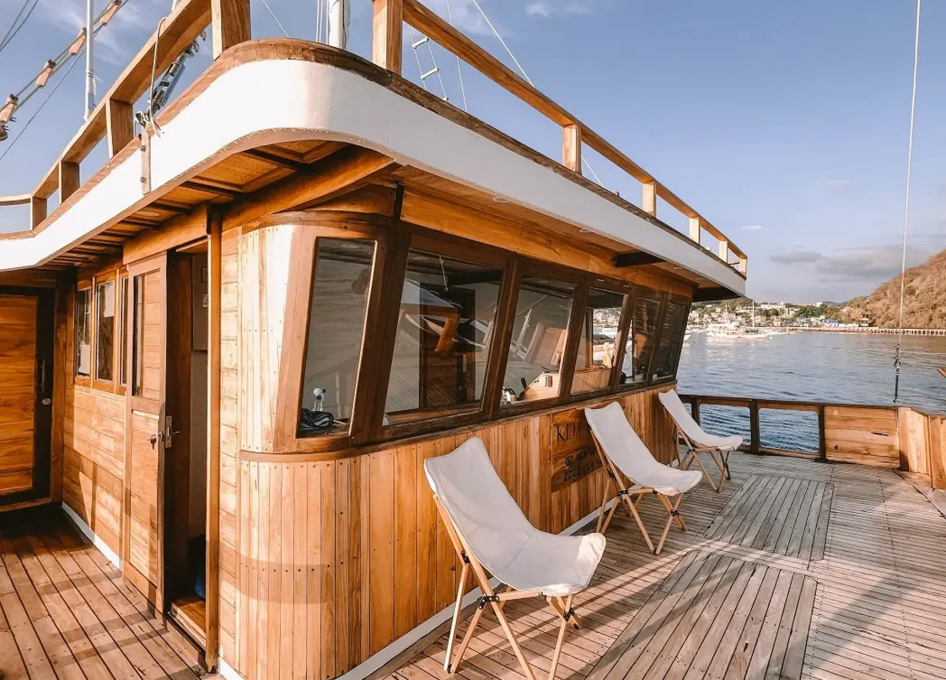 Elbark phinisi sundeck