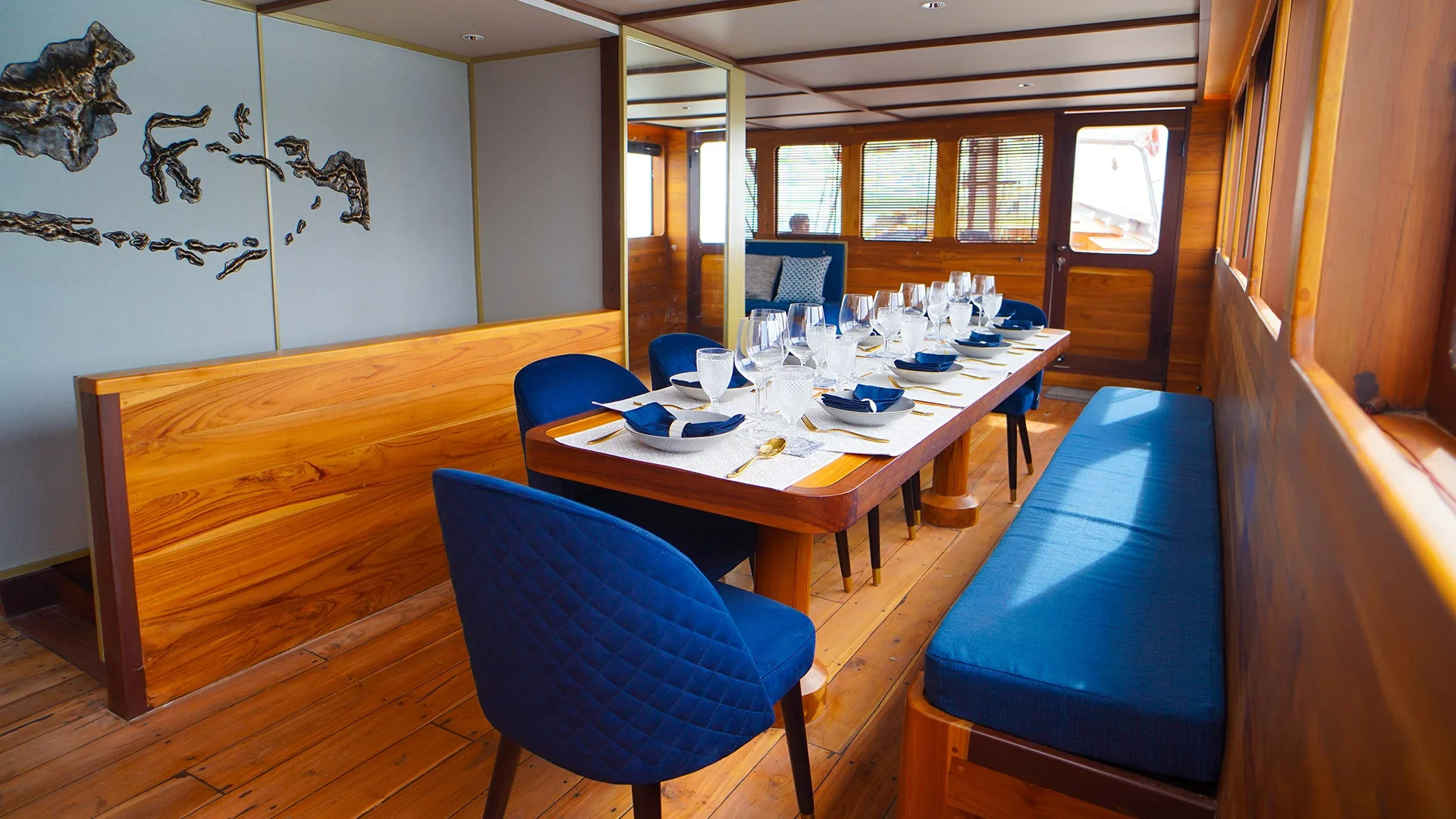 Indoor Dining Room - LaMain Voyage 1