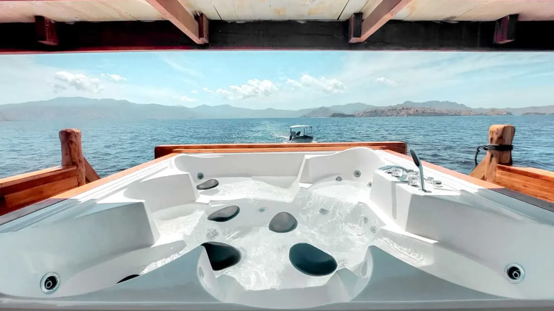 Jacuzzi Maindeck b - Yumana