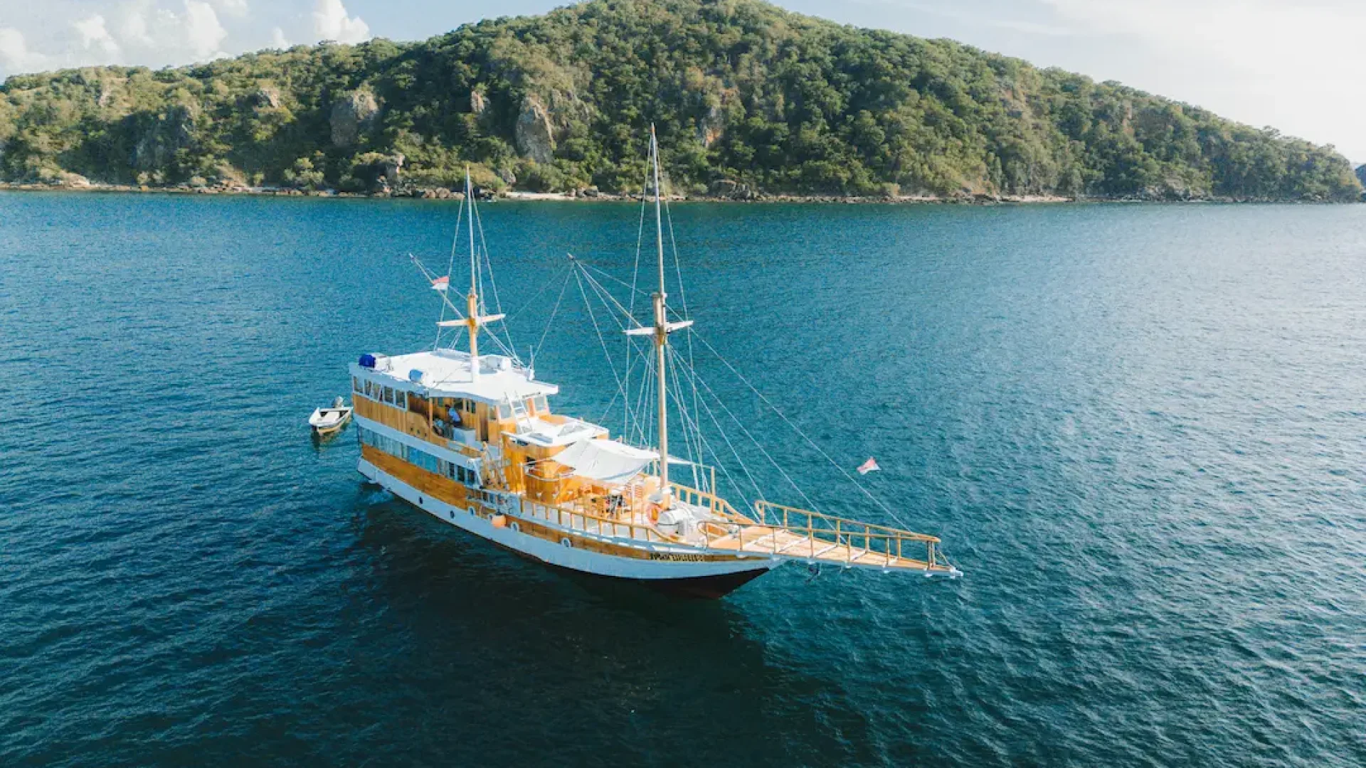 NK Jaya I Liveaboard|Superior Cabin-a|Superior Cabin-b|Full Ocean Cabin - bathroom|Full Ocean Cabin a|Full Ocean Cabin b|NKJ1-24-scaled|NKJ1- Outdoor Dining Room|NKJ1- Outdoor Dining Room|Main Jacuzzi|Main Jacuzzi|NK Jaya I Pinisi|Mini Bar|Rooftop|Dining Room Indoor|Dining Room Indoor|Dining Room Indoor