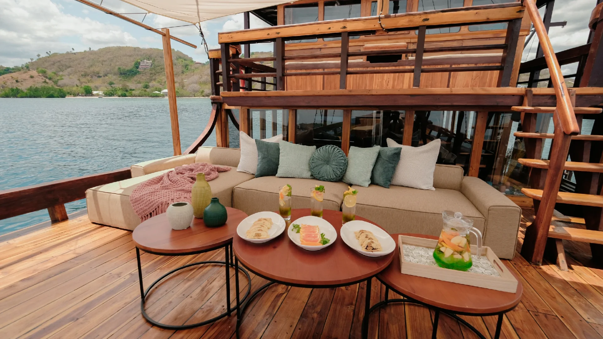 Outdoor Relax Area_1_Main Deck