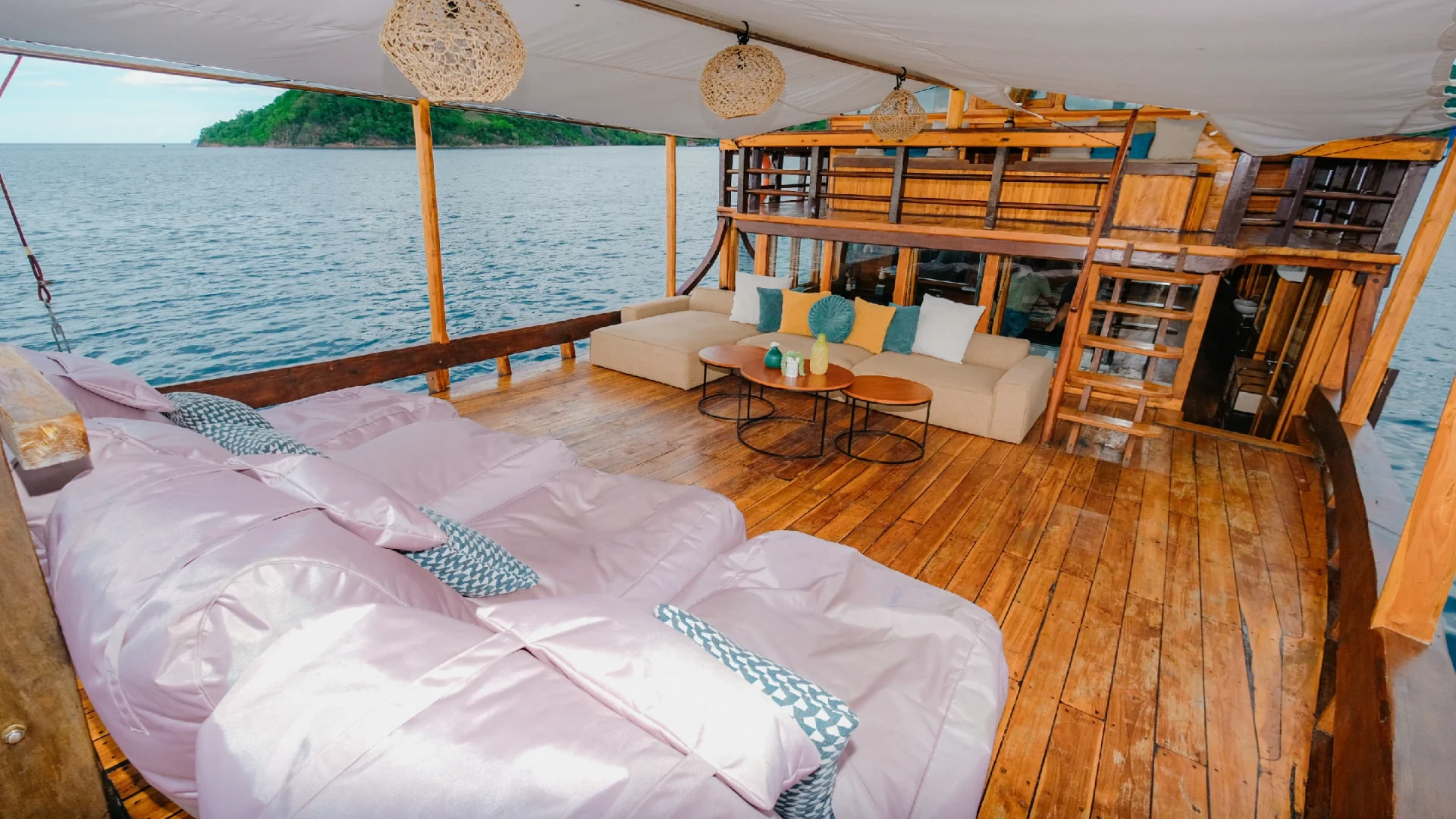 Outdoor Relax Area_4_Main Deck